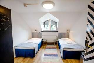 Хостелы Hostel Villa Kemi Кеми Двухместный номер с 2 отдельными кроватями и общей ванной комнатой-9